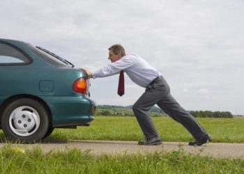 сел аккумулятор мужик толкает автомобиль, сел аккумулятор