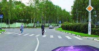 Что Вам следует иметь в виду, увидев впереди пешехода, переходящего проезжую часть?