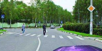 Что Вам следует иметь в виду, увидев впереди пешехода, переходящего проезжую часть?