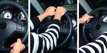 На каком рисунке показано правильное положение рук на рулевом колесе?