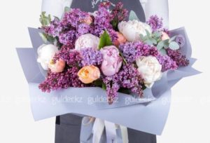 Букет с пионами и розами